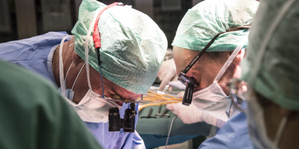 Prof. Pierre-Alain Clavien and Prof. Philipp Dutkowski during the transplantation of the liver treated in the machine